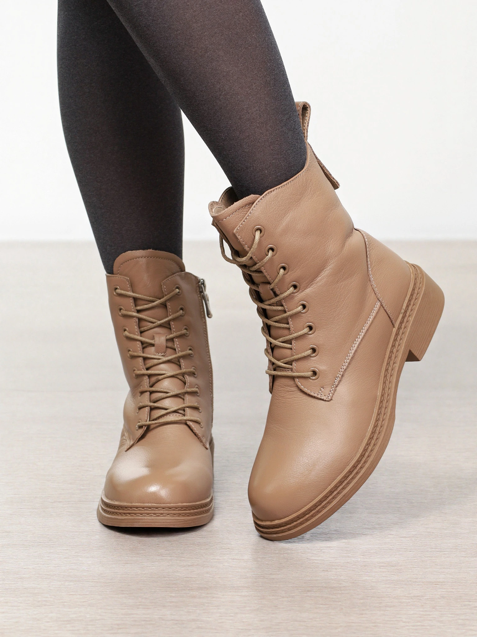 Ботинки бежевого цвета на среднем широком каблуке